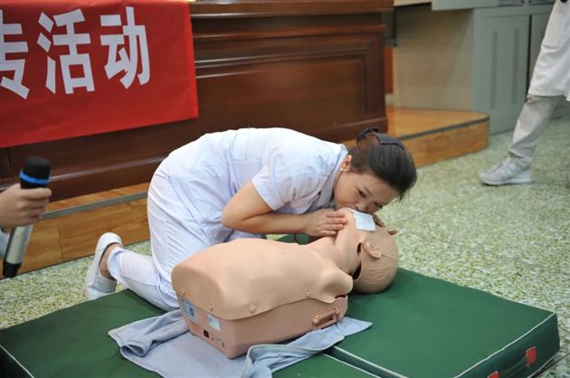 白衣天使筑生命堡垒 青年学子肩时代重任——记川大华西医院心血管内科在棠外举行公益健康教育及义诊活动