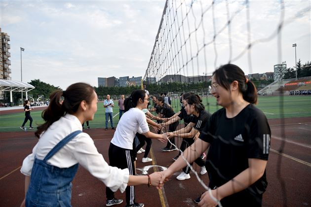 发扬女排团结协作精神 展现教师顽强拼搏风采