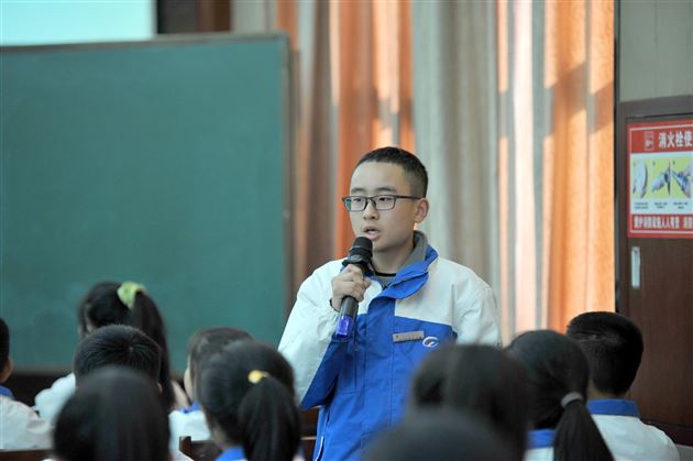 棠外初中教师费菲为班主任、后备班主任上修身班会示范课