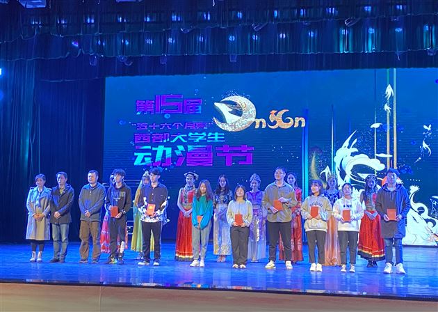 我校体卫艺处主任张晓莉(左一)受邀为大学生获奖选手颁奖