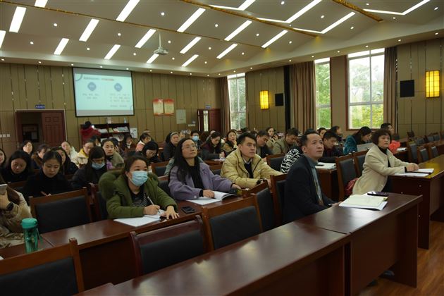 双线设置班级担当 三招成为重要他人——棠外初中部召开11月年级组长、班主任例会