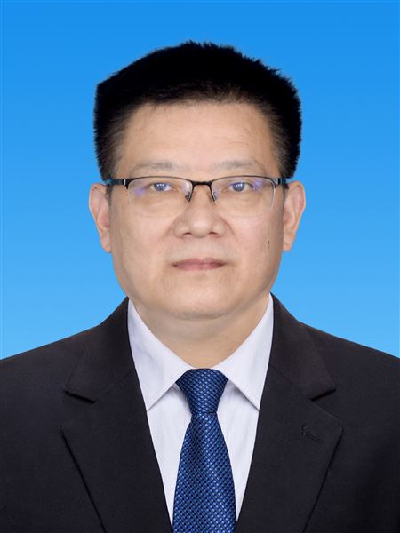 姚 平,男,1965年9月生,1989年8月参加工作,1989年6月入党,本科学历,现任党委委员、初中校长。