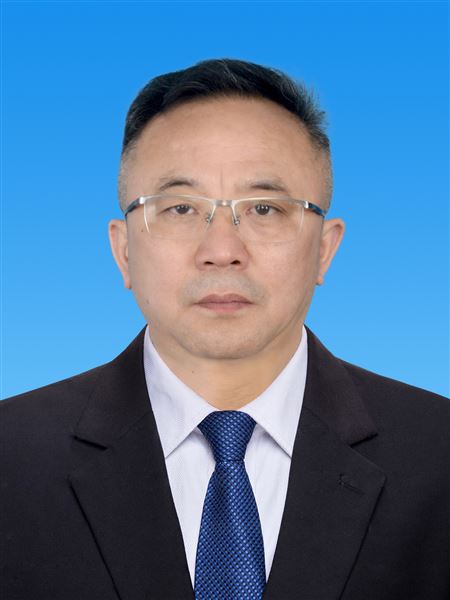 杜宗平,男,1965年3月生,1987年8月参加工作,1986年5月入党,本科学历,现任党委委员、高中校长。