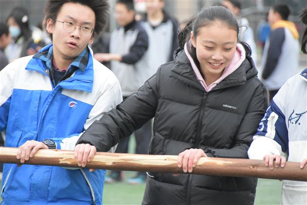 初三举行“跨步进入2021”庆元旦趣味运动会