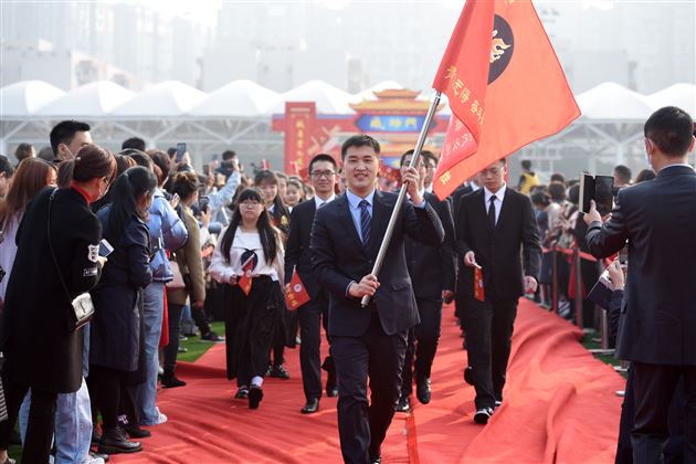 走成人门 