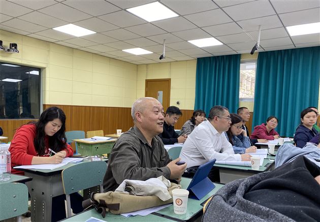 现场讨论老师