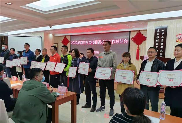 李永华老师代表学校领奖(右七)