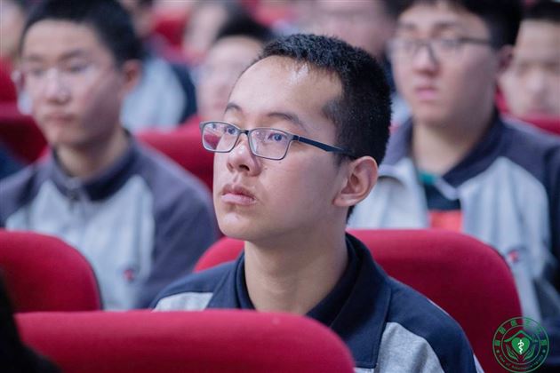 并肩作战,向梦想进发——写给高2021级的少年