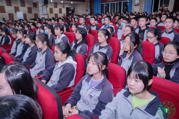 并肩作战,向梦想进发——写给高2021级的少年