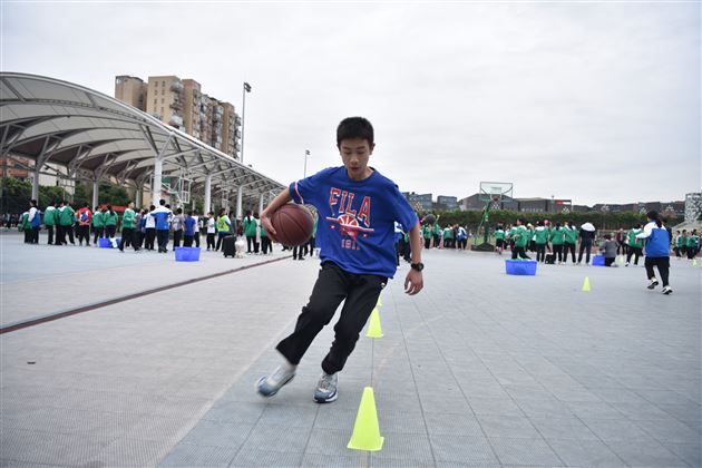 龙腾虎跃志气高 少年球场显英豪——记棠外初中校园篮球活动月