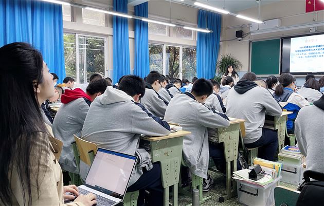 推门听课 真实教研——成都市教科院高中室主任袁文来我校视导高中语文教学