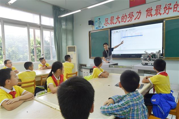 棠外教师、四川省优秀机器人教练员万昭富受邀赴重庆授课