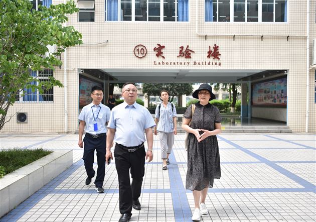 四川省物理学会专家莅临我校指导创新人才培养计划