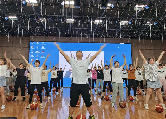 超赞!我园教师受邀为双流区第六届啦啦操教练员、裁判员培训班人员进行培训工作