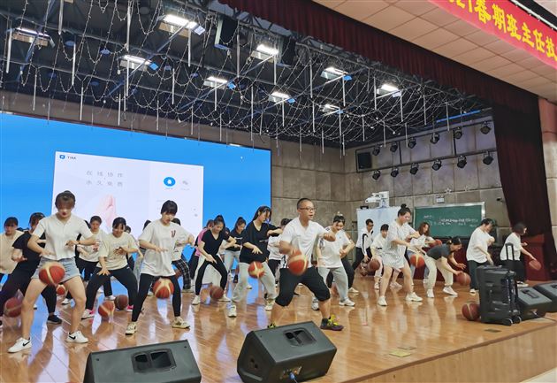 超赞!我园教师受邀为双流区第六届啦啦操教练员、裁判员培训班人员进行培训工作