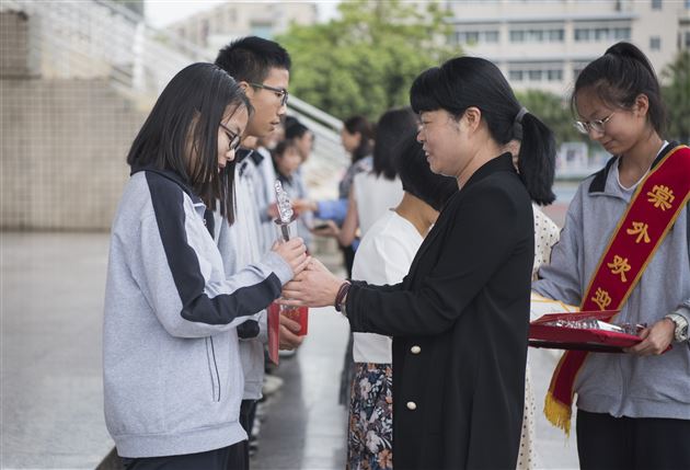 家校齐携手 共商教育计——棠外高2020级年级组召开期中考试表彰大会暨家长会