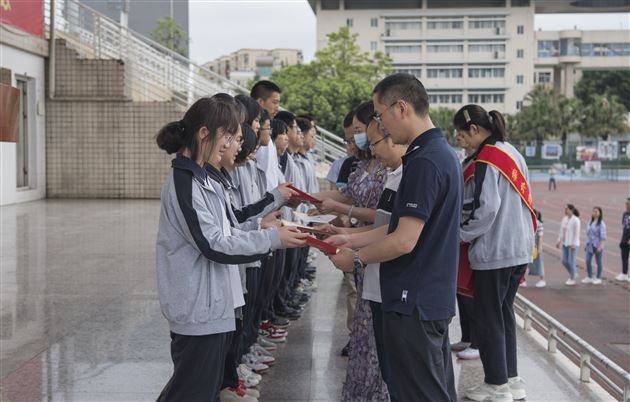 家校齐携手 共商教育计——棠外高2020级年级组召开期中考试表彰大会暨家长会