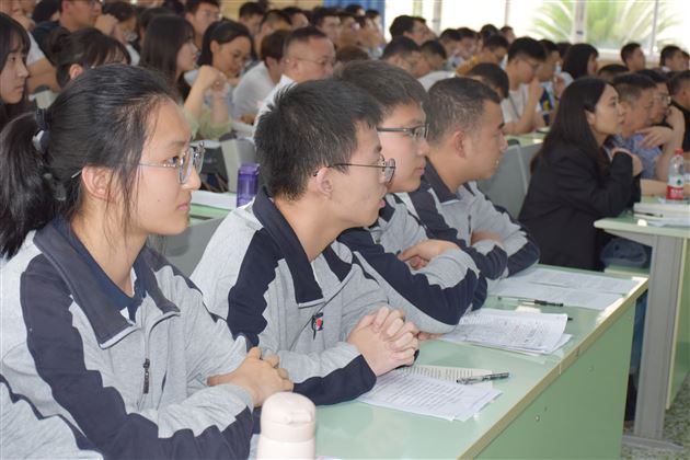 砺志追长梦 厚德纵轻舟——高中李治君、张泽刚班主任名师工作坊班级德育创新励志演讲活动