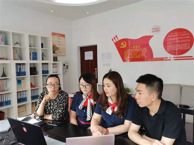 我校小初道德与法治教师线上解答成都师范学院师范生教育教学问题