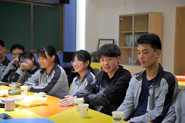 杰出校友明亮(右二)