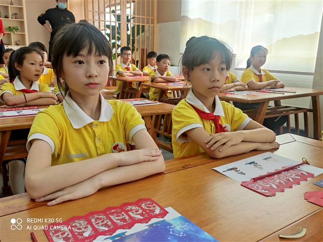 非遗进校园 共绘中国红——成都非遗艺术活动走进棠外附小