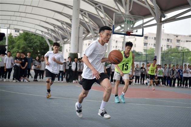 高中成功举行班级篮球联赛