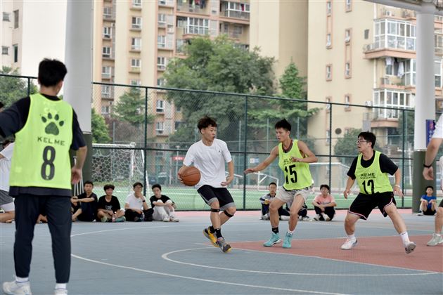 高中成功举行班级篮球联赛