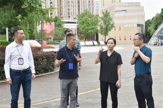 双流区委常委统战部长杨莲莅临棠外检查指导学校安全和防疫防控工作