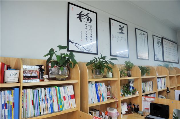 棠外高中开展“文明办公室”评比和“年级文化建设”检查活动
