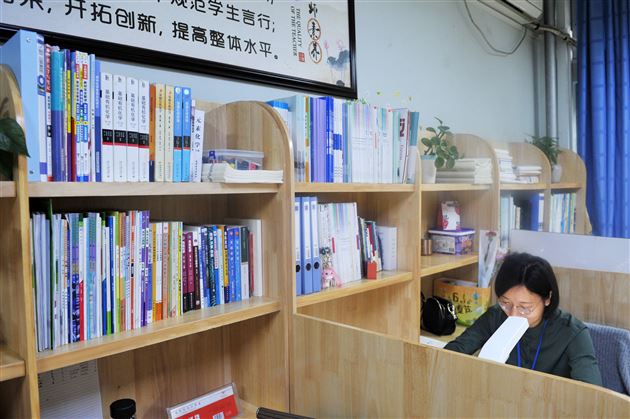 棠外高中开展“文明办公室”评比和“年级文化建设”检查活动