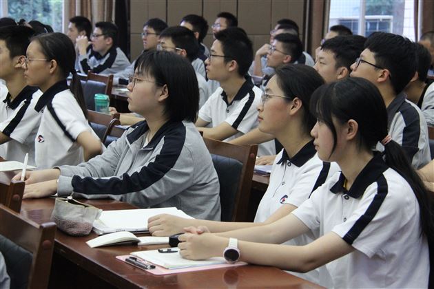 选文?选理?听听他怎么说?——棠外高2021级文理分科指导讲座顺利举行