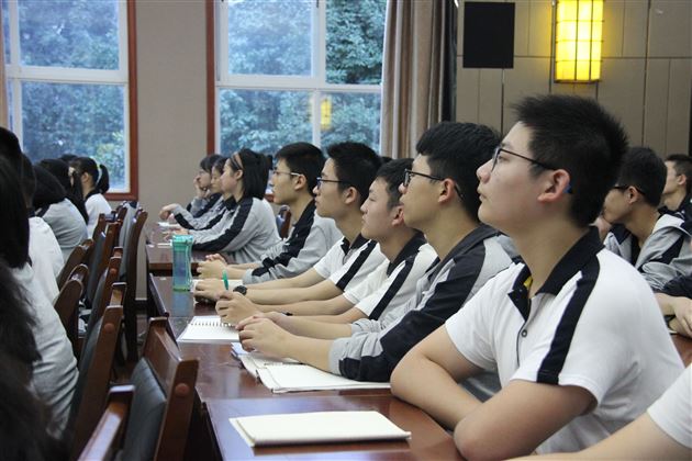 选文?选理?听听他怎么说?——棠外高2021级文理分科指导讲座顺利举行