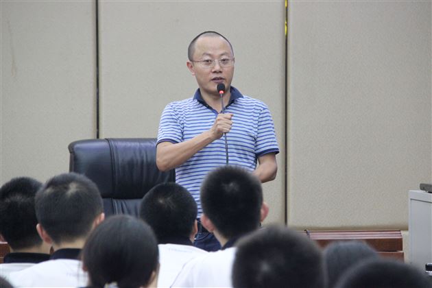 选文?选理?听听他怎么说?——棠外高2021级文理分科指导讲座顺利举行