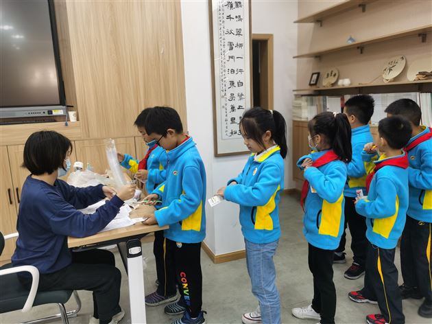 健康牙齿伴我行——棠外附小开展窝沟封闭活动