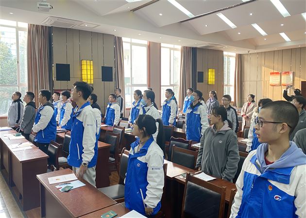 参会师生齐唱团歌