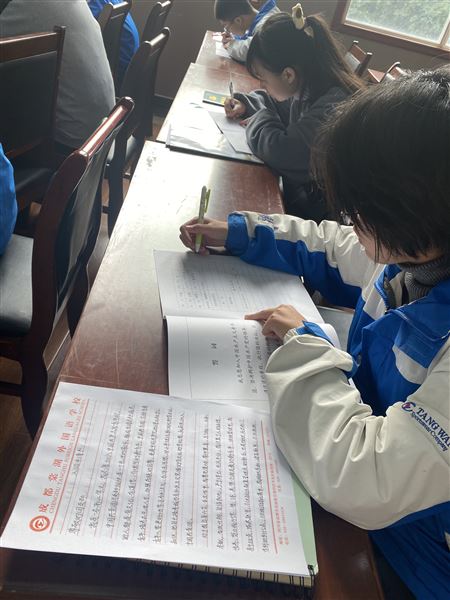 学生认真凝听