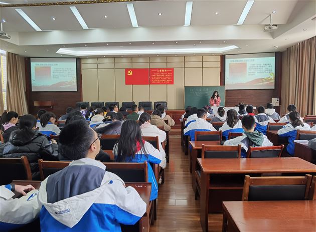 回顾光辉历程 汲取前进动力——棠外初中团总支开展第十七期团课培训活动