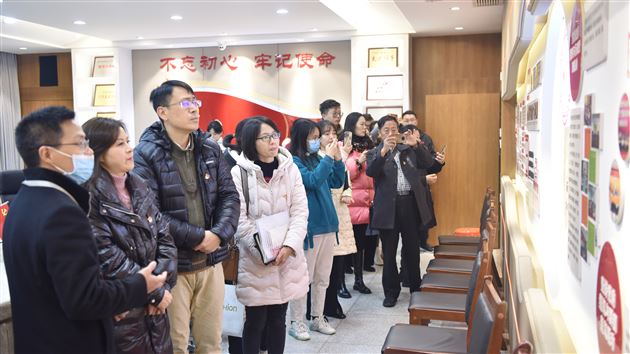 成都市成华区教育系统党建观摩学习团莅临棠外交流学习校园党建工作