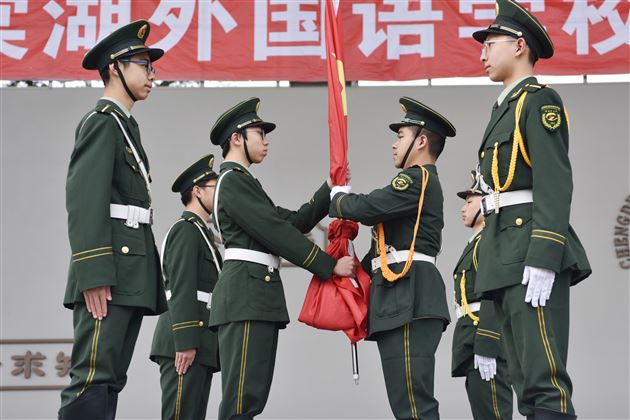 薪火相传国旗飘扬 秉承信念使命不忘——棠外初中举行第十七届国旗班交接仪式