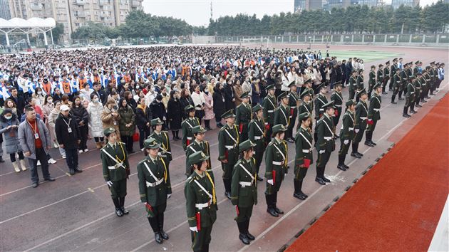 薪火相传国旗飘扬 秉承信念使命不忘——棠外初中举行第十七届国旗班交接仪式