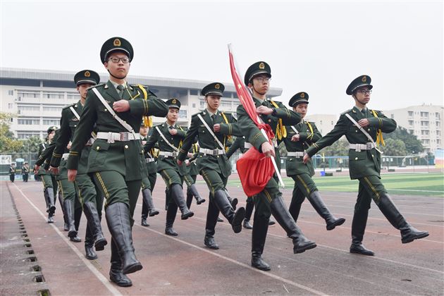 薪火相传国旗飘扬 秉承信念使命不忘——棠外初中举行第十七届国旗班交接仪式