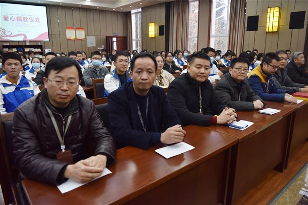 涓涓细流汇成海洋 颗颗爱心点燃希望——棠外初中举行爱心捐款仪式