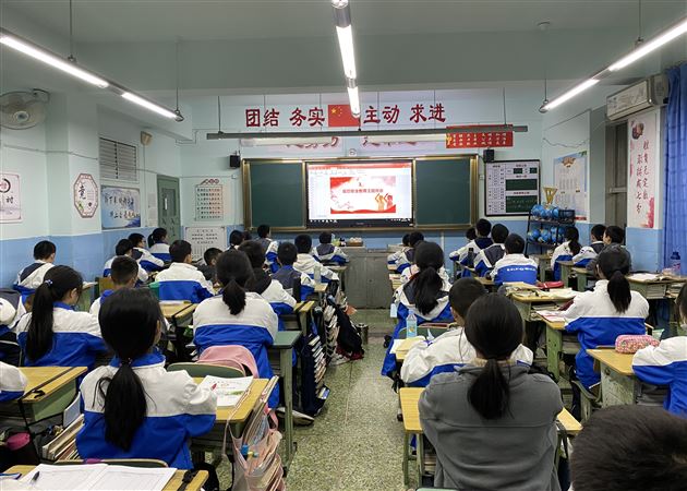 知恐防恐反恐 守护美好家园——棠外初中开展“反恐防暴”安全教育主题班会