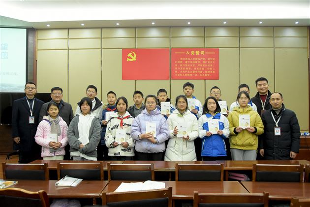 明天,愿你爱上写作——棠外党员教师刘勇举行新书赠书仪式