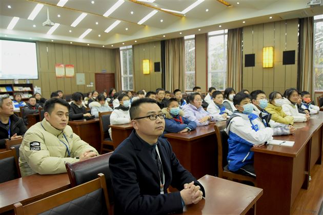 明天,愿你爱上写作——棠外党员教师刘勇举行新书赠书仪式