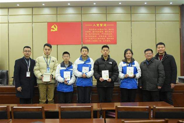 明天,愿你爱上写作——棠外党员教师刘勇举行新书赠书仪式