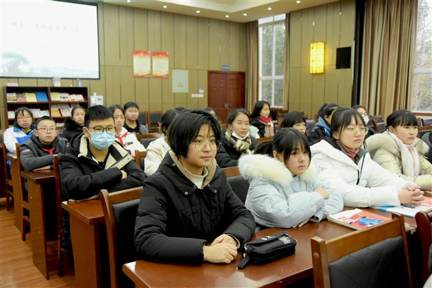 明天,愿你爱上写作——棠外党员教师刘勇举行新书赠书仪式