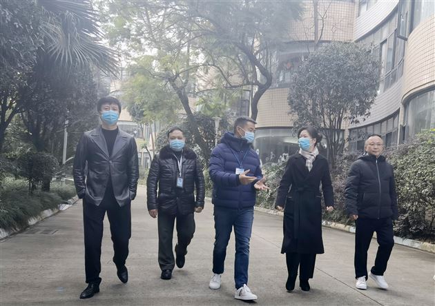 区教育局党组成员副局长黄曦一行对我校疫情防控工作进行督查指导并看望慰问高三师生