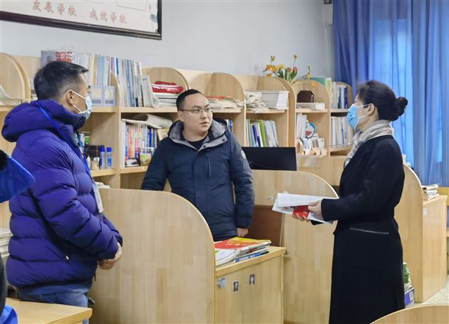 区教育局党组成员副局长黄曦一行对我校疫情防控工作进行督查指导并看望慰问高三师生