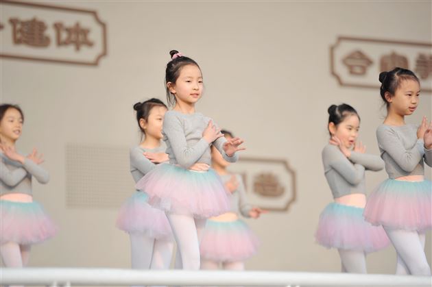 巾帼须眉心向党 携手共筑棠外梦——棠外2022年“三八”国际劳动妇女节庆祝表彰大会圆满举行